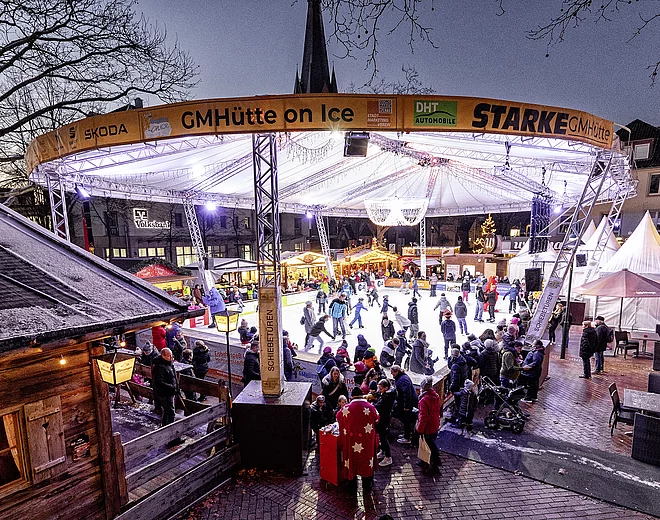 Eisfläche mit Glühweinstand in Gorgsmarienhütte