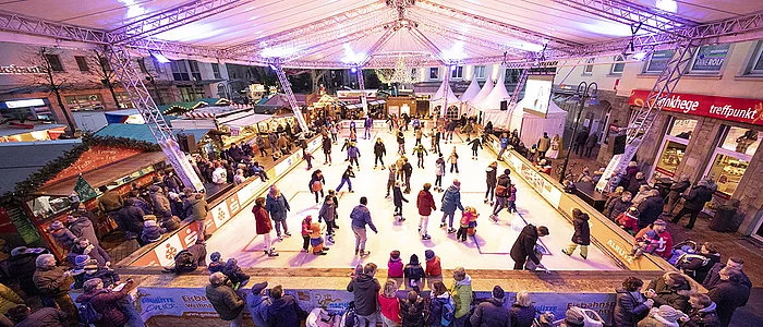 Eisfläche GMHütte on Ice mit Schlittshuhläufern